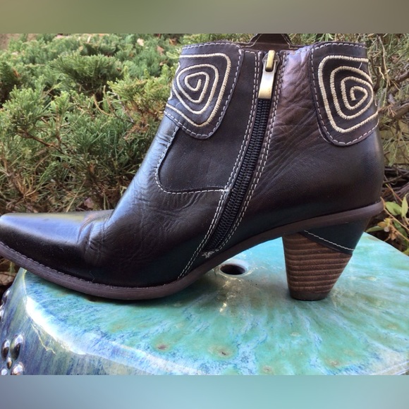 Spring Step (38) WOMEN’S Leather Cowboy with a modern twist, Embroidered Accent. - Picture 5 of 9